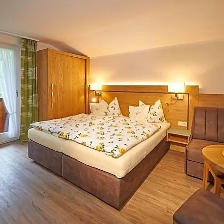 Haus Alpenheim 招待所 3*